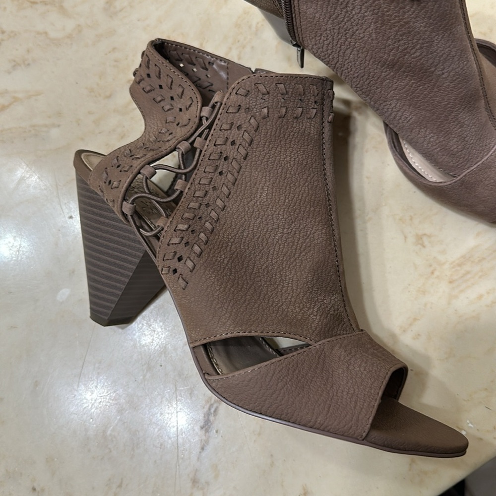 Women’s shoe lightly worn. - Picture 3 of 6